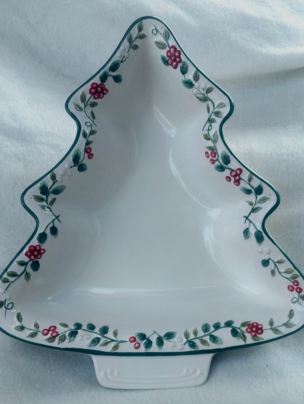 Pfaltzgraff Winterberry Christmas Tree Shaped Ceramic Serving Bowl Dish